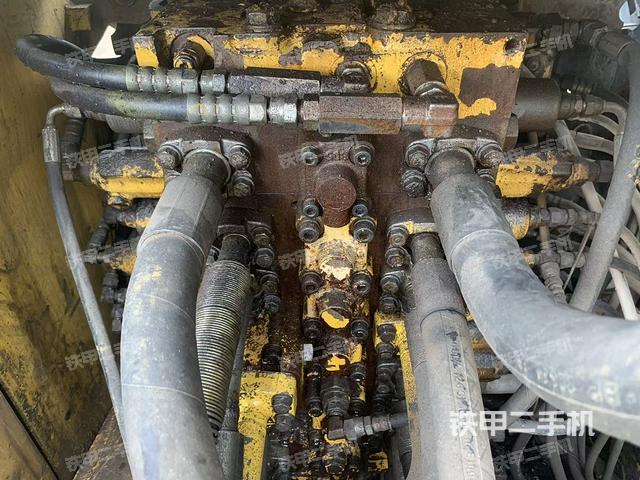 回转马达和主控阀（整机外观）