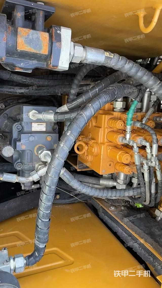 回转马达和主控阀（整机外观）