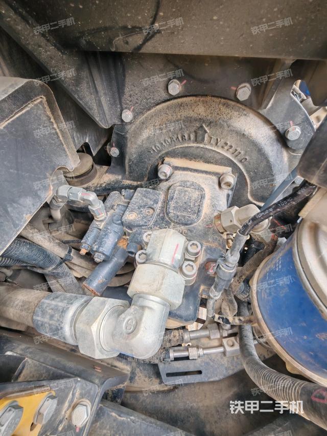 液压泵舱室正面整体（整机外观）