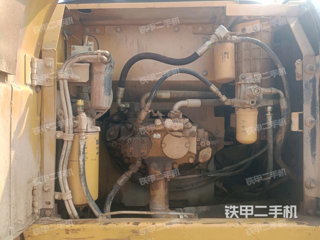 液压泵舱室正面整体（整机外观）