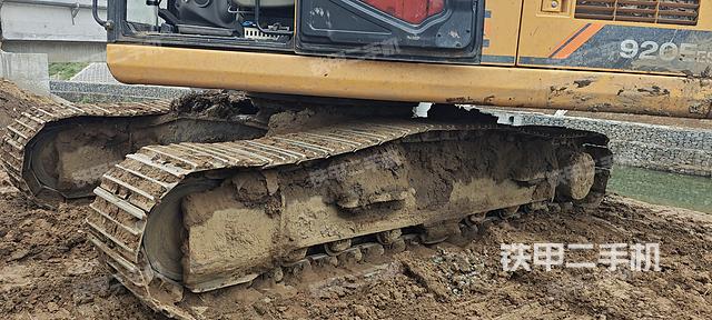 液压泵舱室正面整体（整机外观）