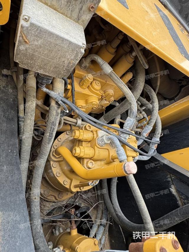 回转马达和主控阀（整机外观）