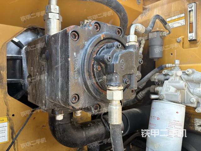 液压泵舱室正面整体（整机外观）