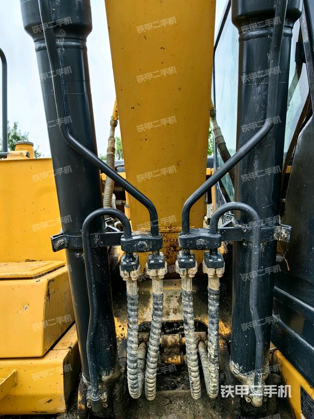 大臂油缸整体 竖拍（工作和回转装置）