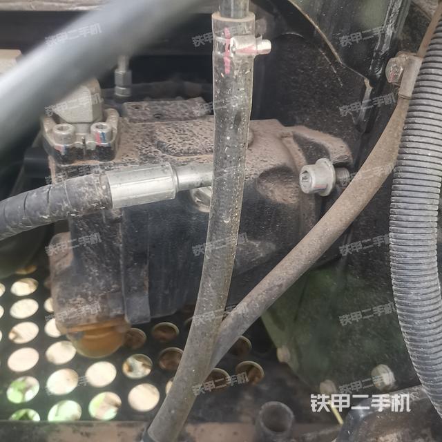 液壓泵艙室正面整體（整機外觀）