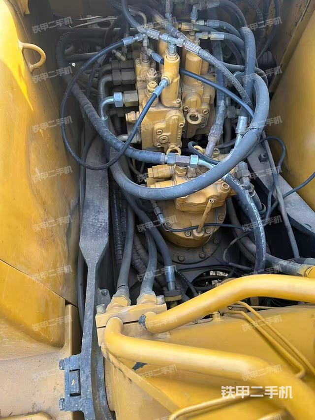 回转马达和主控阀（整机外观）