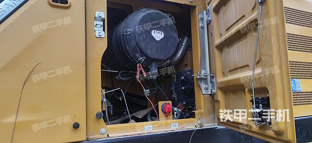 液壓泵艙室正面整體（整機外觀）