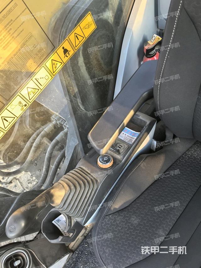 座椅左侧控制台/音响/含左手柄（驾驶室部分）