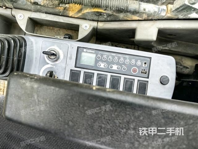 座椅左侧控制台/音响/含左手柄（驾驶室部分）