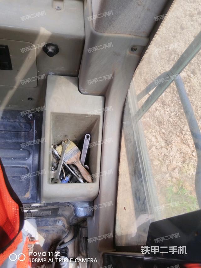 行走控制手柄和踏板?俯拍（駕駛室部分）