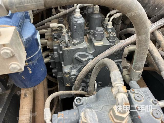 回转马达和主控阀（整机外观）