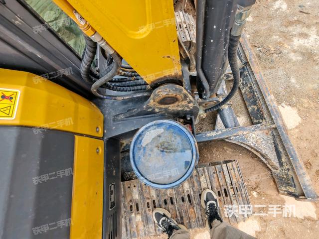 驾驶室顶部（整机外观）