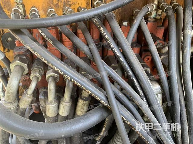 回轉(zhuǎn)馬達(dá)和主控閥（整機(jī)外觀）