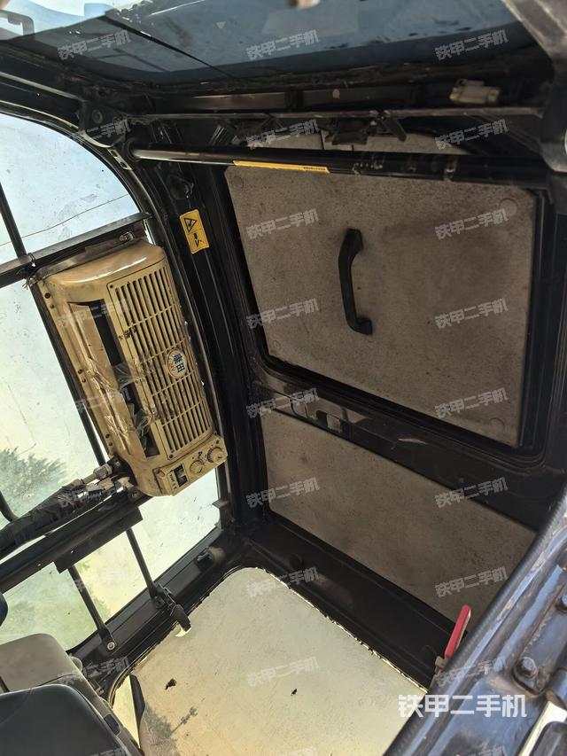 驾驶室顶部(整机外观) 驾驶室顶部(整机外观)