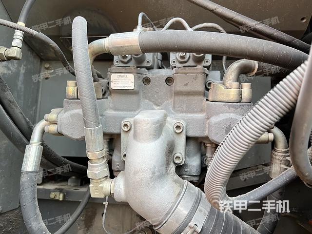 液压泵舱室正面整体（整机外观）