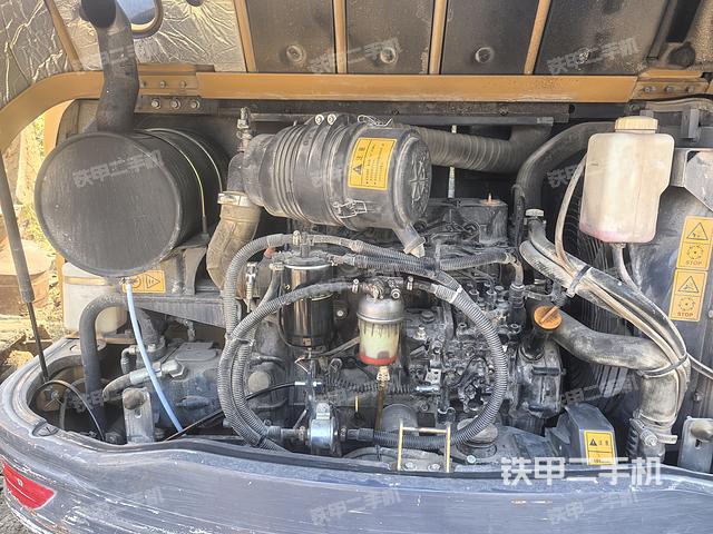 液壓泵艙室正面整體（整機外觀）