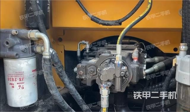 液压泵舱室正面整体（整机外观）