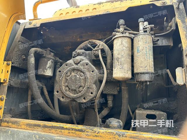 液壓泵艙室正面整體（整機外觀）