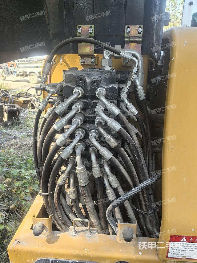 回轉(zhuǎn)馬達(dá)和主控閥（整機外觀）