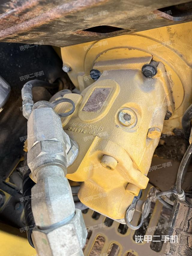 液压泵舱室正面整体（整机外观）