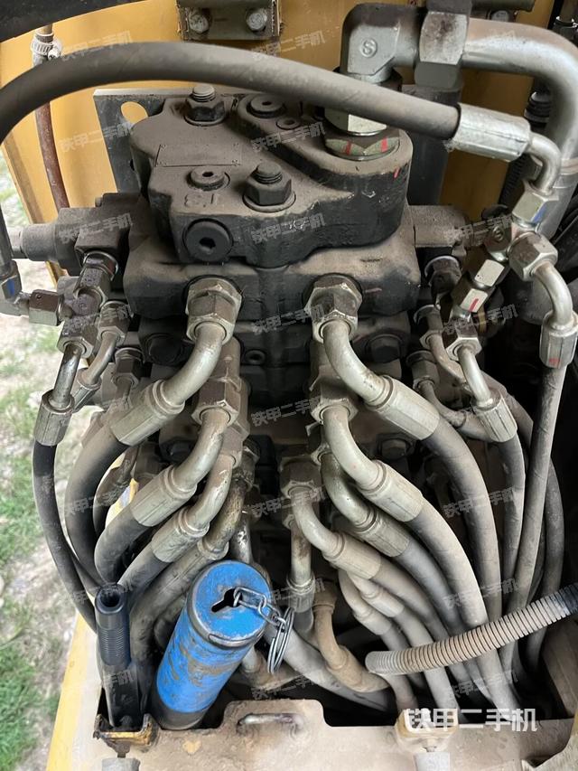 回转马达和主控阀（整机外观）