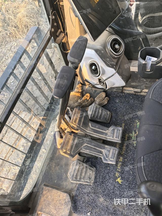 行走控制手柄和踏板 俯拍（驾驶室部分）