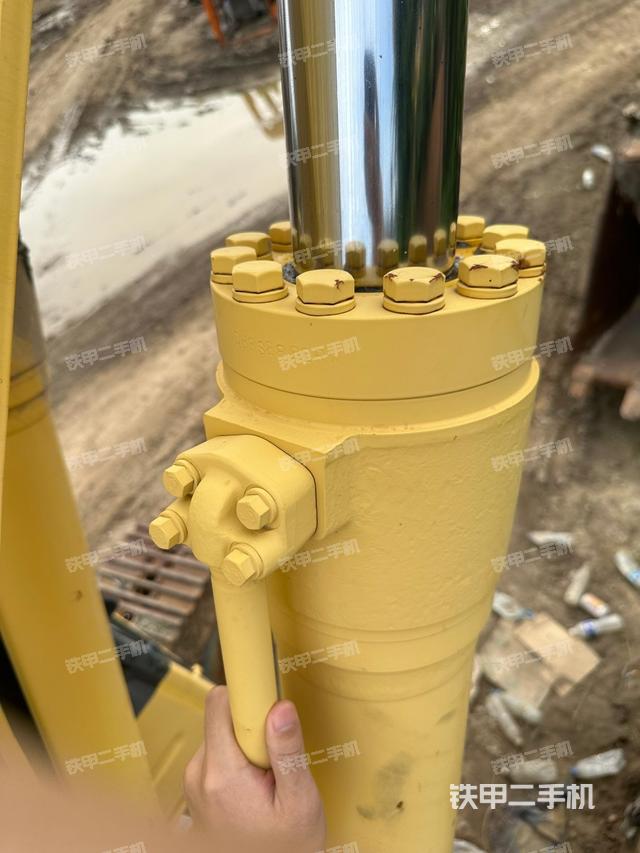 液压泵舱室正面整体（整机外观）