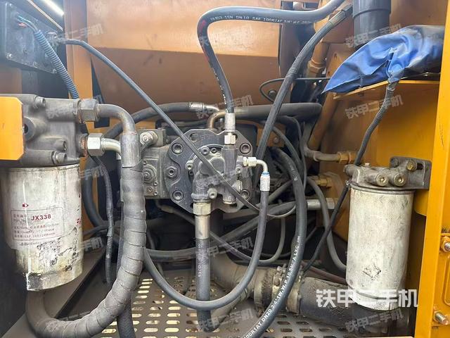 液压泵舱室正面整体（整机外观）