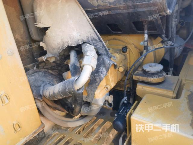 液壓泵艙室正面整體（整機外觀）