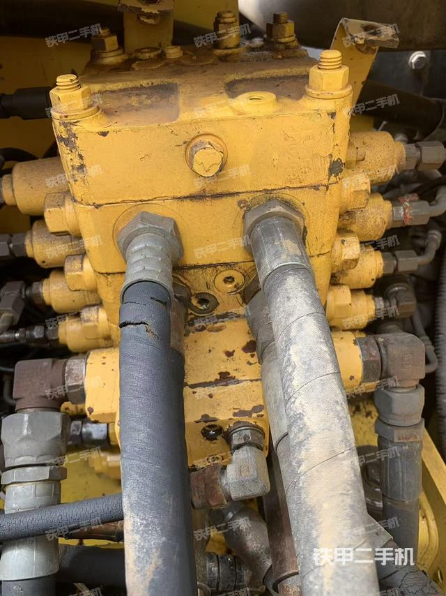 回转马达和主控阀（整机外观）