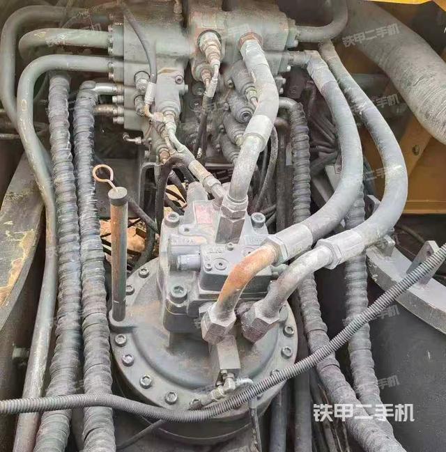 回转马达和主控阀（整机外观）