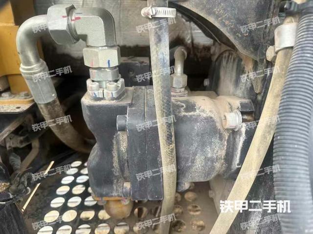 液压泵舱室正面整体（整机外观）