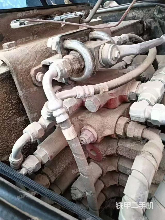 回轉(zhuǎn)馬達(dá)和主控閥（整機(jī)外觀）