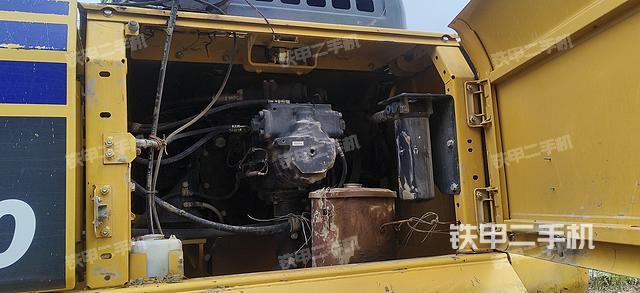 液压泵舱室正面整体（整机外观）