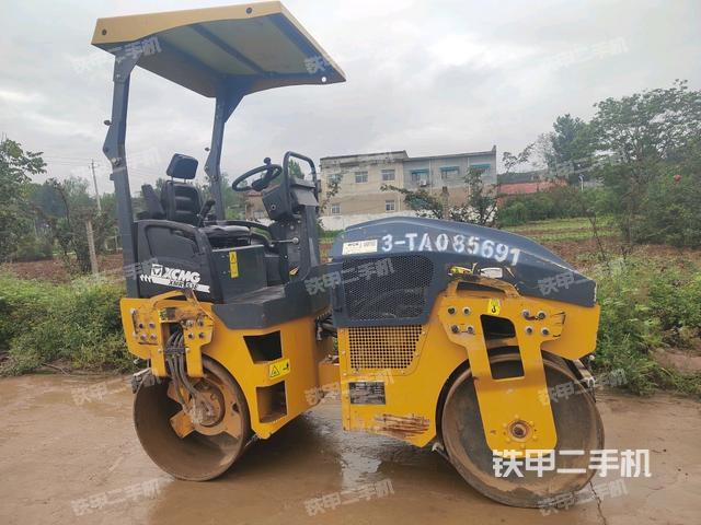 整機右側（設備外觀及核心部件）