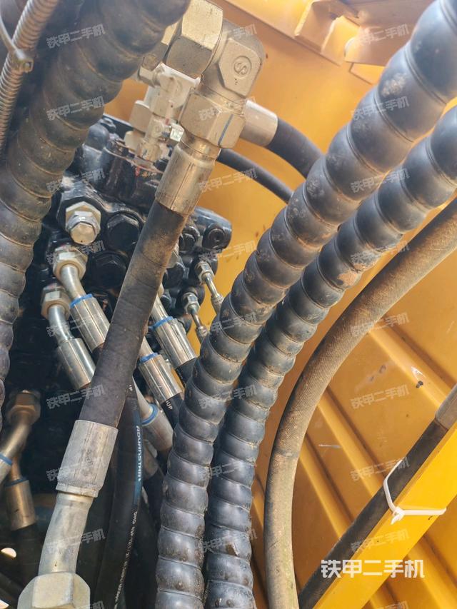 回转马达和主控阀（整机外观）