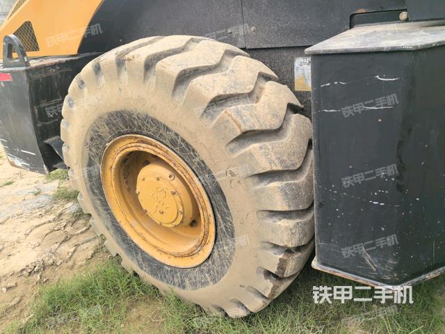 后輪右側(cè)全景（壓路機前后車架）