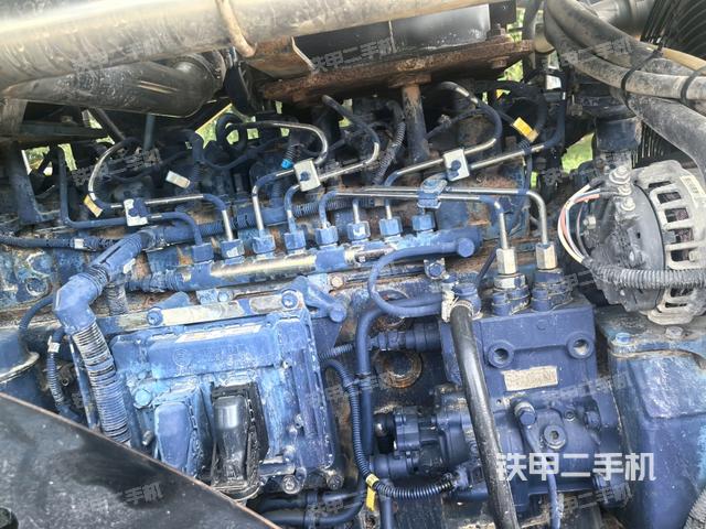 发动机上部全景（压路机发动机舱）