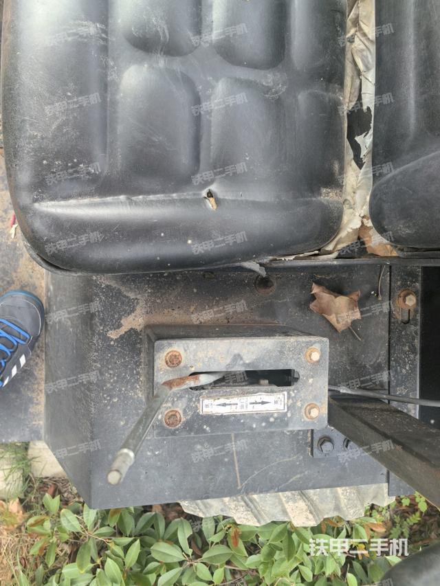 驾驶室内座椅、仪表操作手柄全景（压路机驾驶室）