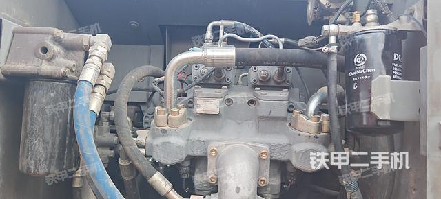 液压泵舱室正面整体（整机外观）