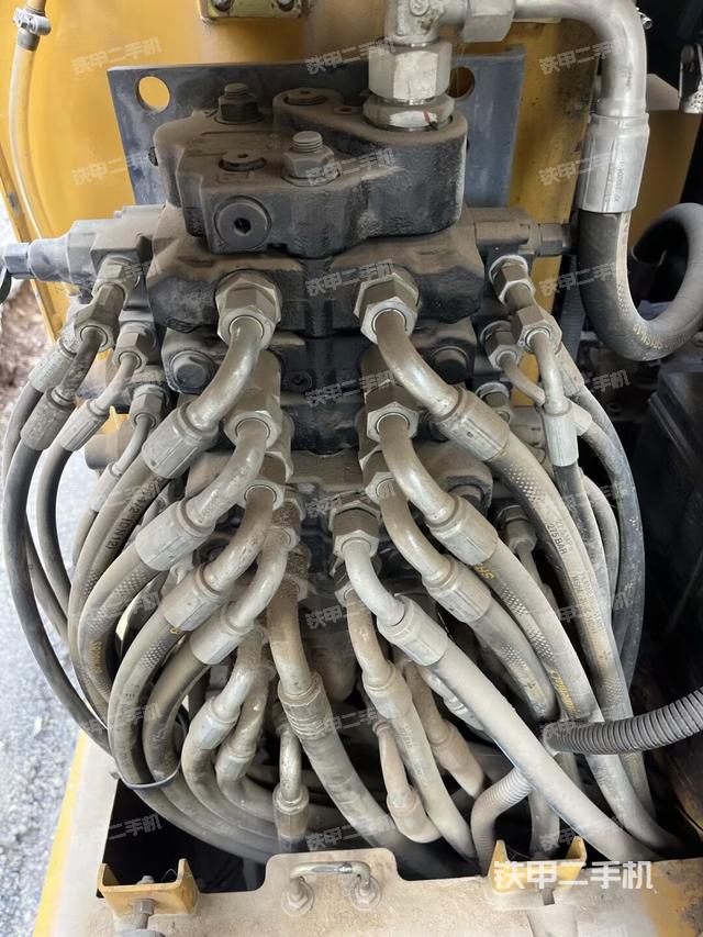 回转马达和主控阀（整机外观）