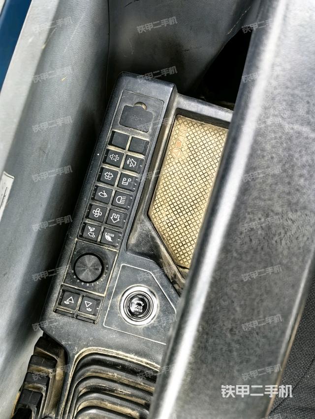 座椅右側(cè)控制臺(tái)/鑰匙門/油門/含右手柄（駕駛室部分）