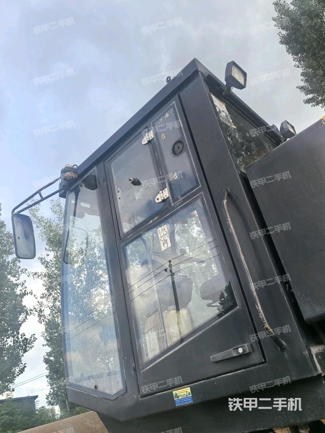 右侧正面照（压路机驾驶室）