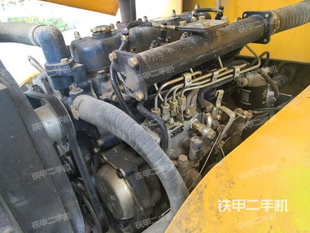 分动箱或变速箱（压路机发动机舱）