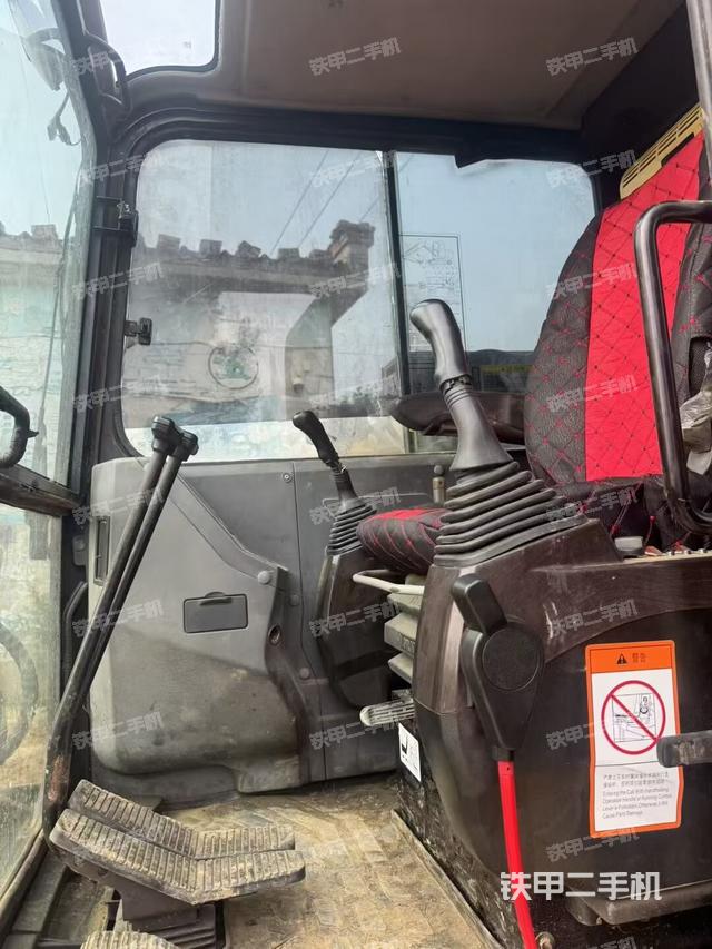 驾驶室顶部（整机外观）