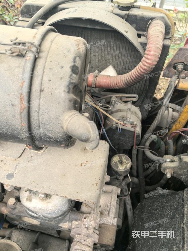 发动机右侧全景（压路机发动机舱）