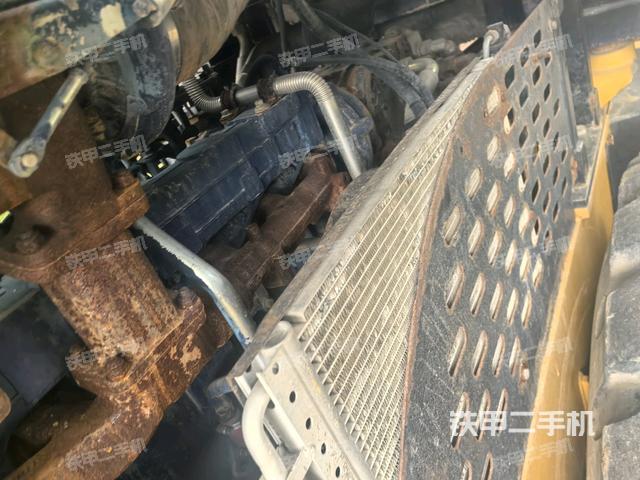 分动箱或变速箱（压路机发动机舱）