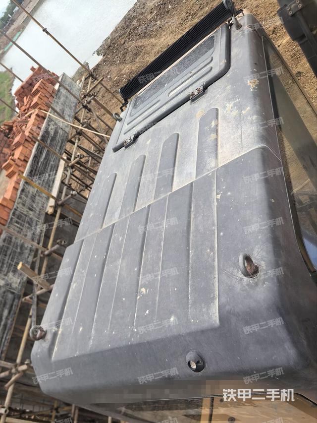 驾驶室顶部（整机外观）