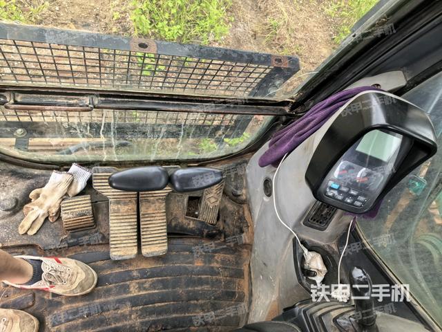 行走控制手柄和踏板?俯拍（駕駛室部分）