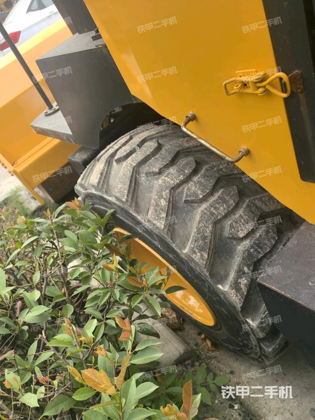 后轮右侧全景（压路机前后车架）